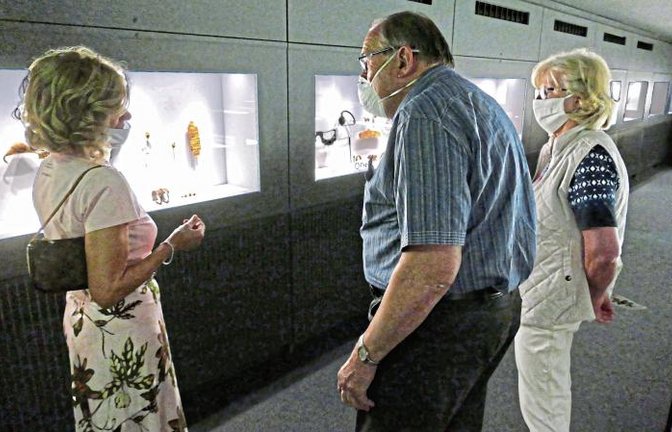 Virtuell ist schön, vor Ort zu sein aber auch mal wieder schön: Das Ehepaar Barbara und Gerhard Schweigert aus Kornwestheim kommt im Schmuckmuseum in den Genuss einer individuellen Minutenführung durch Renate Wiesbeck (links).  Foto: Roth