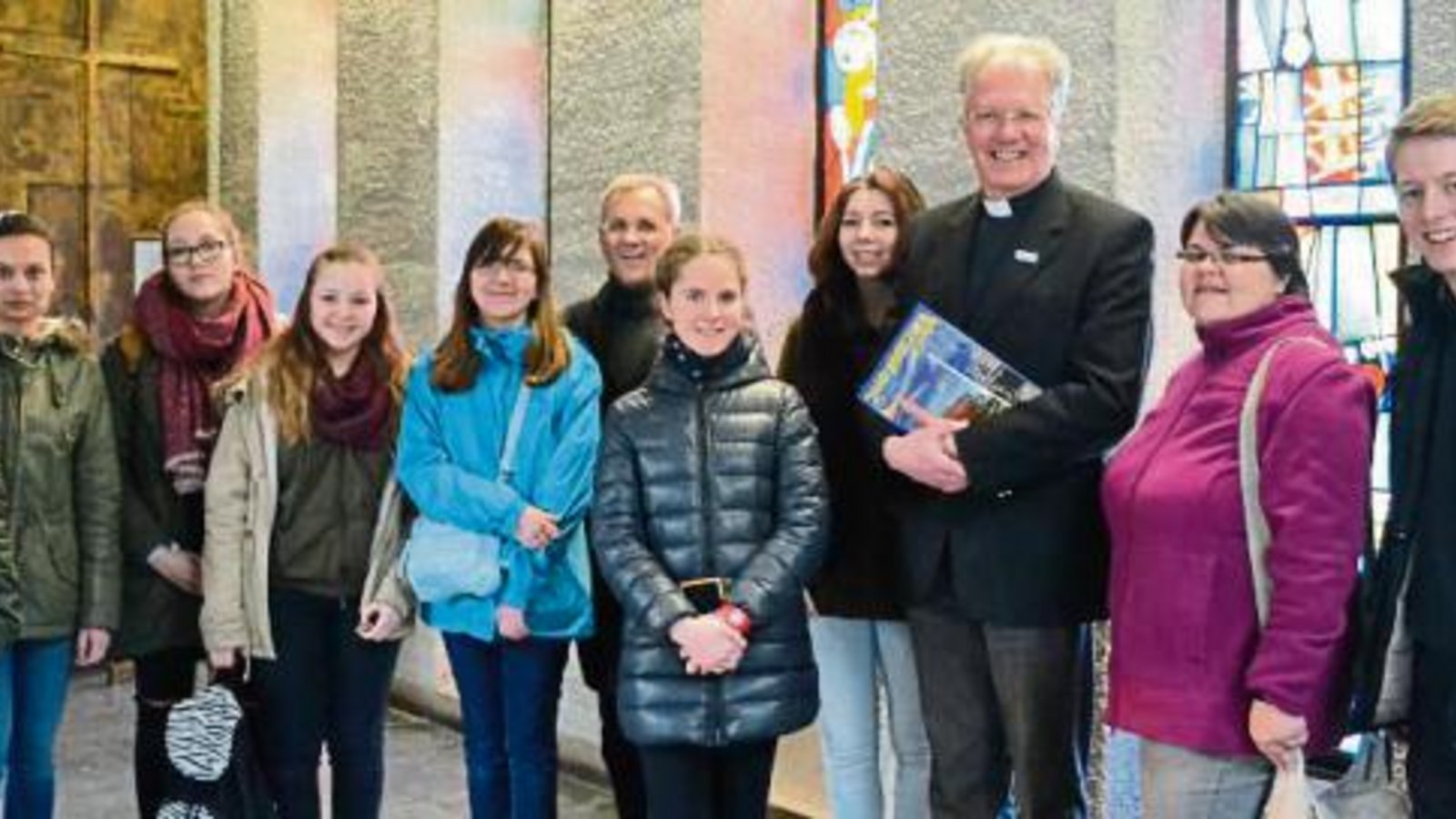 Chorherr David Stone mit der Pilgerdelegation im Kirchenschiff der neuen Kathedrale. Foto: p Chorherr David Stone mit der Pilgerdelegation im Kirchenschiff der neuen Kathedrale. Foto: p