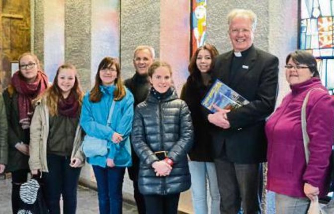Chorherr David Stone mit der Pilgerdelegation im Kirchenschiff der neuen Kathedrale.  Foto: p