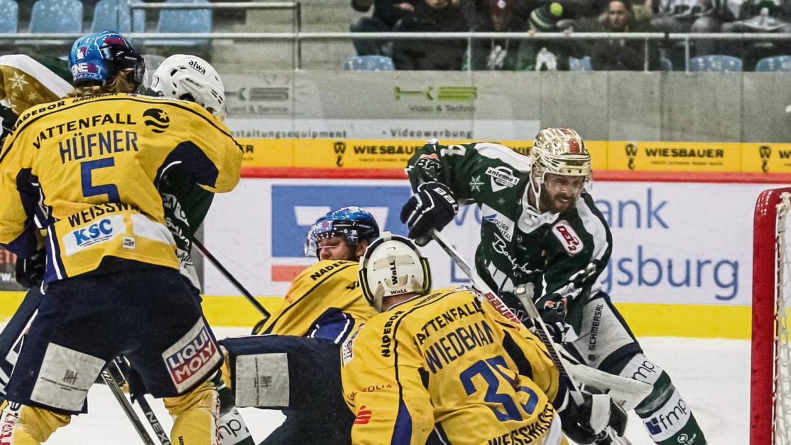 Stand mehr als einmal im Mittelpunkt – wie hier bei einem Schuss von Bietigheims Topscorer David Wrigley (rechts): Johannes Wiedemann, Goalie der Lausitzer Füchse (Zweiter von rechts) Foto: Simecek