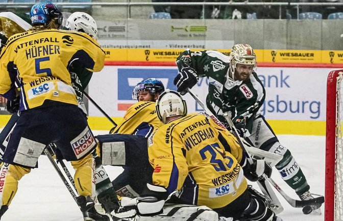 Stand mehr als einmal im Mittelpunkt – wie hier bei einem Schuss von Bietigheims Topscorer David Wrigley (rechts): Johannes Wiedemann, Goalie der Lausitzer Füchse (Zweiter von rechts) Foto: Simecek