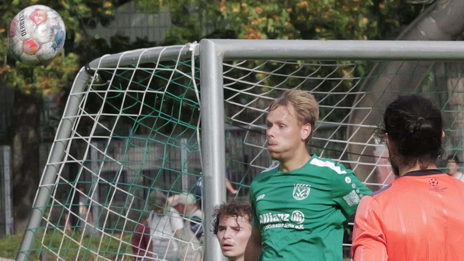 Er trifft und trifft: Mit seinen beiden Toren hat Max Quetschlich (2. von rechts) dem damit weiterhin ungeschlagenen Tabellenführer Spvgg Stetten den Sieg im Spitzenspiel gegen den SV Hoffeld beschert.Günter Bergmann Er trifft und trifft: Mit seinen beiden Toren hat Max Quetschlich (2. von rechts) dem damit weiterhin ungeschlagenen Tabellenführer Spvgg Stetten den Sieg im Spitzenspiel gegen den SV Hoffeld beschert.Günter Bergmann