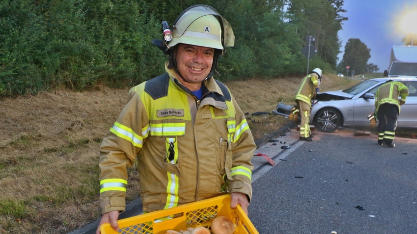 19.07.2026: Ein schwerer Verkehrsunfall auf der B10 bei Schwieberdingen forderte nicht nur einen Verletzten und hohen Sachschaden, sondern sorgte auch für lange Gesichter bei vielen hungrigen Brötchenkäufern. Gegen 5 Uhr am frühen Sonntagmorgen prallten aus bisher unklarer Ursache eine Mercedes-Limousine und ein Mercedes Kleintransporter auf der Bundesstraße B10 auf Höhe der AS Schwieberdingen-Ost zusammen. Der Sprinter wurde dabei "ausgehebelt", stürzte um und kam auf der Seite zum Liegen. Auf Grund der unklaren Lage kamen neben Rettungsdienst und Polizei auch die Freiwillige Feuerwehr Schwieberdingen zum Einsatz. Glücklicherweise konnten die Unfallbeteiligten ihre Fahrzeuge selbst verlassen, so dass sich die Tätigkeit der Feuerwehr darauf beschränkte den Verletzten erstzuversorgen, die Unfallstelle abzusichern und auslaufende Betriebsmittel abzustreuen. Bei dem Kleintransporter handelte es sich um ein Auslieferungsfahrzeug der Bäckerei Katz in Vaihingen/Enz, voll beladen mit frische