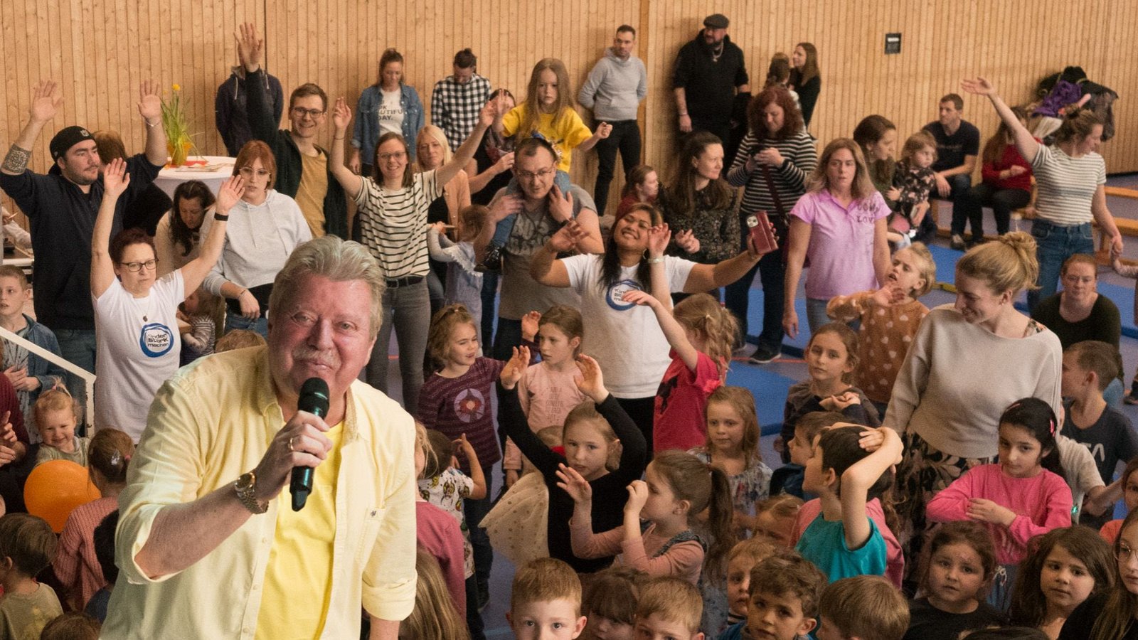 Bei den Liedern von Volker Rosin gab es bei den Kindern und Familien kein Halten mehr: Es wurde mitgesungen und mitgetanzt.  Foto: p