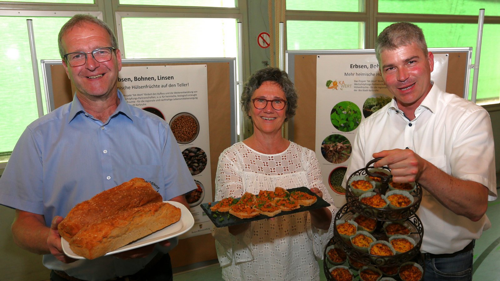 Vorreiter in der Wiernsheimer Proteinwerkstatt (von rechts): Bürgermeister Matthias Enz, Projektleiterin Sandra Schmidt und Landwirt Frank Bäuerle. Foto: Küppers Vorreiter in der Wiernsheimer Proteinwerkstatt (von rechts): Bürgermeister Matthias Enz, Projektleiterin Sandra Schmidt und Landwirt Frank Bäuerle. Foto: Küppers