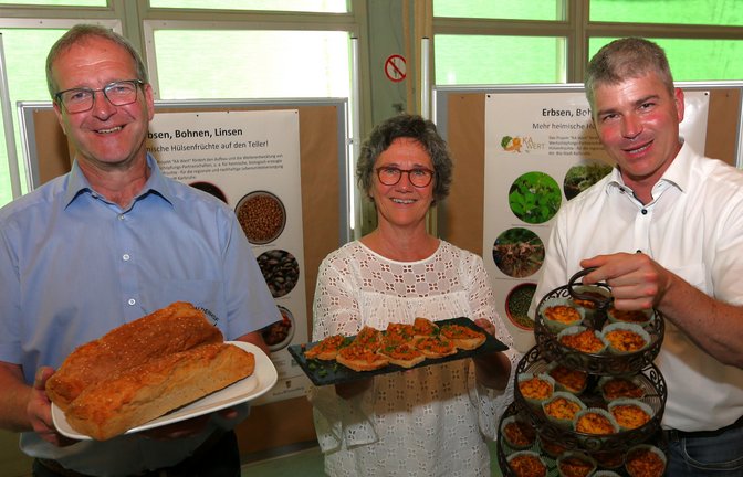 Vorreiter in der Wiernsheimer Proteinwerkstatt (von rechts): Bürgermeister Matthias Enz, Projektleiterin Sandra Schmidt und Landwirt Frank Bäuerle. <span class='image-autor'>Foto: Küppers</span>