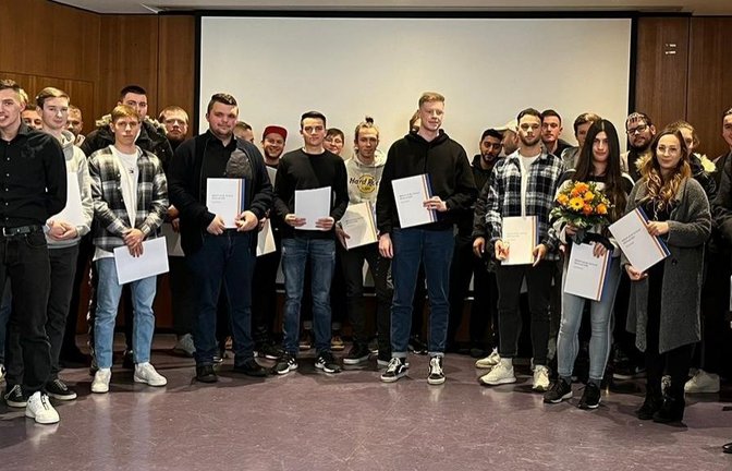 Von rechts vorne: Schulleiter Veit Kibele und der Laudator, der Bundestagsabgeordnete Gunter Krichbaum, verabschiedeten die erfolgreichen Absolventinnen und Absolventen der Winterprüfung an der Beruflichen Schule Mühlacker.  <span class='image-autor'>Foto: Enzkreis</span>