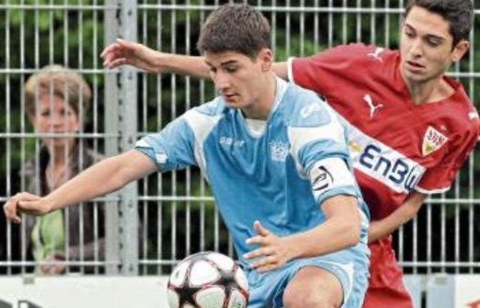 Antonio Colaks fußballerische Heimat ist der SGV Freiberg. Hier schirmt er im Dress der Kicker vom Wasen im Endspiel des WFV-Pokals der B-Junioren 2010 den Ball gegen Aykut Mutlu vom VfB Stuttgart ab.  Foto: Baumann