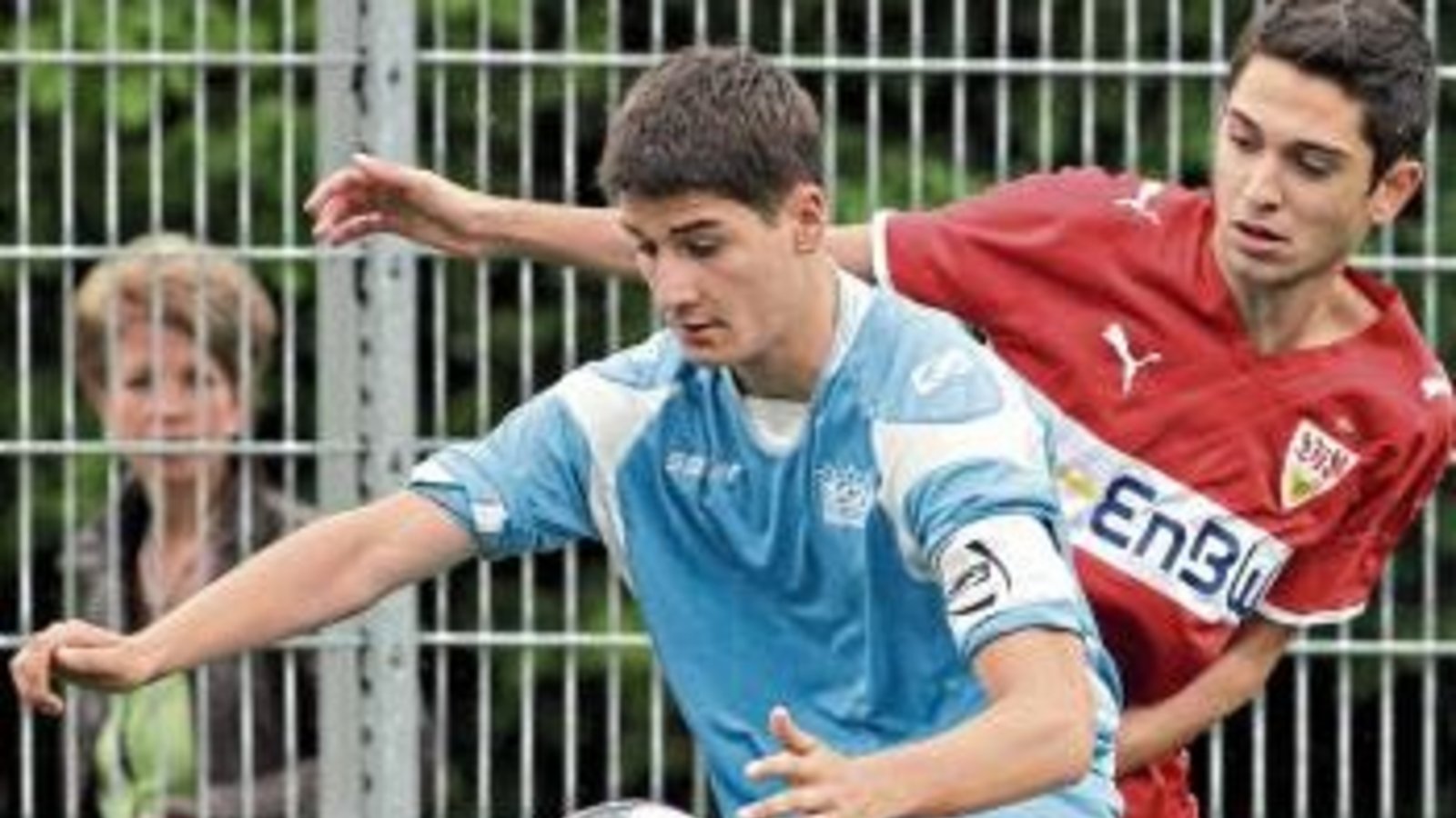 Antonio Colaks fußballerische Heimat ist der SGV Freiberg. Hier schirmt er im Dress der Kicker vom Wasen im Endspiel des WFV-Pokals der B-Junioren 2010 den Ball gegen Aykut Mutlu vom VfB Stuttgart ab.  Foto: Baumann