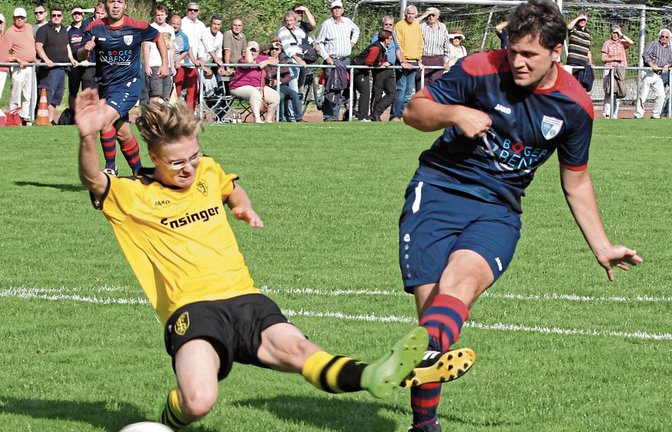 Ensingens Tobias Urbani (links) kommt einen Schritt zu spät. Thomas Renz von der SGM Roßwag/Mühlhausen trifft zum 3:0. Foto: Nachreiner