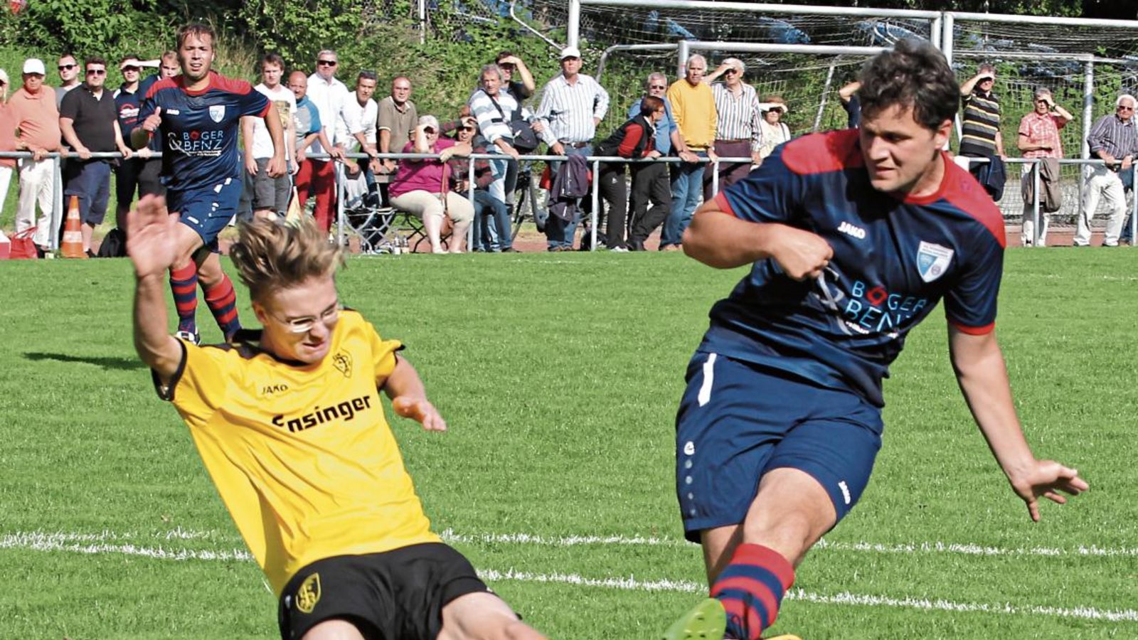 Ensingens Tobias Urbani (links) kommt einen Schritt zu spät. Thomas Renz von der SGM Roßwag/Mühlhausen trifft zum 3:0. Foto: Nachreiner Ensingens Tobias Urbani (links) kommt einen Schritt zu spät. Thomas Renz von der SGM Roßwag/Mühlhausen trifft zum 3:0. Foto: Nachreiner