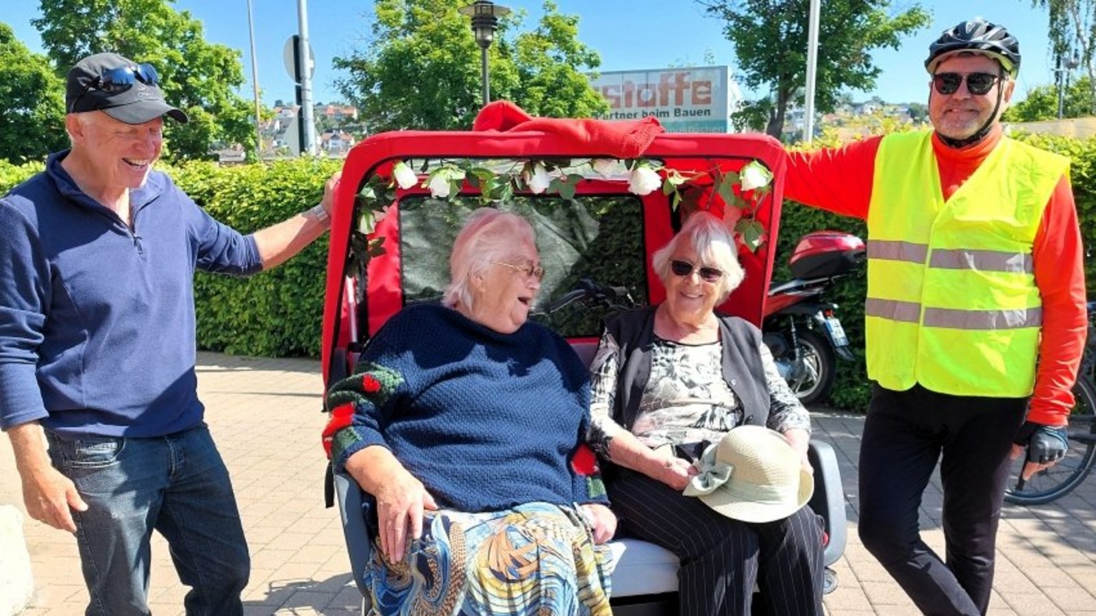 Gute Stimmung: Bewohnerinnen und Bewohner des Kursana nehmen in der Rikscha des Bürger-Treffs Platz. Foto: p Gute Stimmung: Bewohnerinnen und Bewohner des Kursana nehmen in der Rikscha des Bürger-Treffs Platz. Foto: p