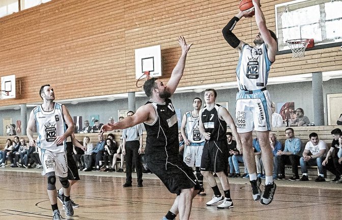Die Basketballer (rechts Matthias Müller) hoffen auf eine volle Hütte zum Saisonabschluss gegen die BG Remseck am Samstag.   Foto: Archiv/Simecek