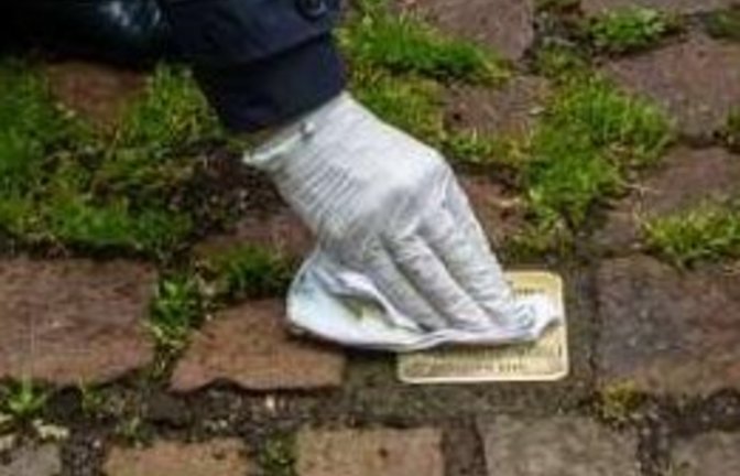 Der Initiator der Stolperstein-Initiative, Thomas Reusch-Frey, und Stolpersteinpatin Angelika Schneider hier beim Putzen des Stolpersteines für Frida Ziegelmaier in der Bietigheimer Pfarrstraße <span class='image-autor'>Foto: p</span>