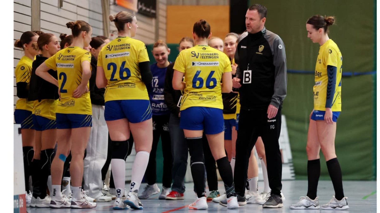 Die Wildcats gehen in ihre zweite Saison in der Oberliga: Trainer Frank Gehrmann im Kreise seiner MannschaftPressefoto Baumann