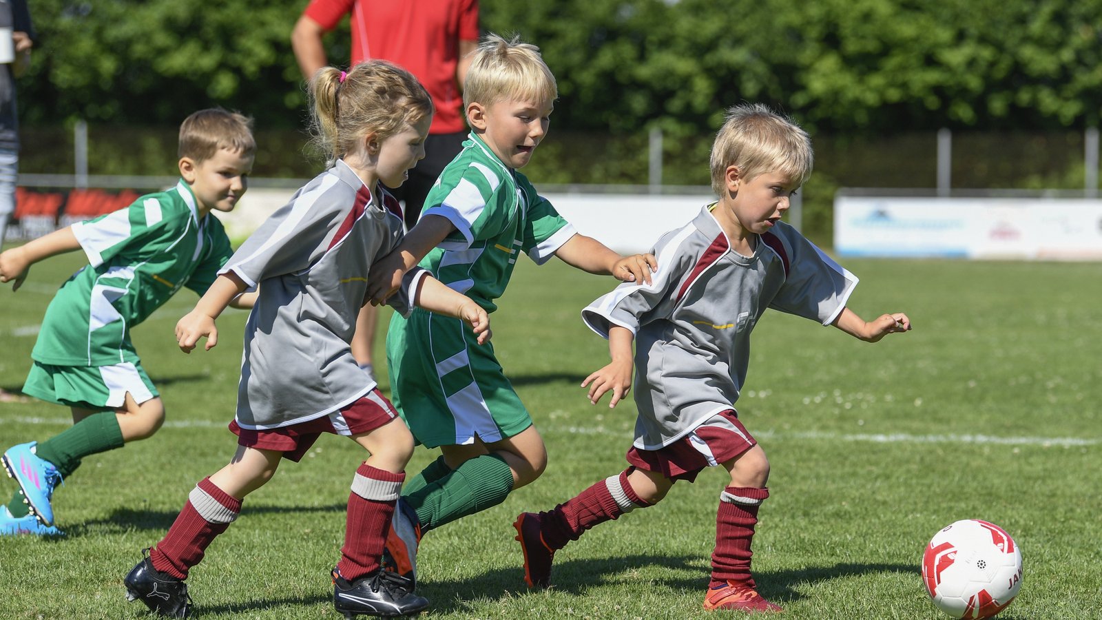 In Großglattbach messen sich die Bambini der Gastgeber (graue Trikots) mit denen des SV Iptingen. Tore werden allerdings noch nicht gezählt. Foto: Leitner In Großglattbach messen sich die Bambini der Gastgeber (graue Trikots) mit denen des SV Iptingen. Tore werden allerdings noch nicht gezählt. Foto: Leitner