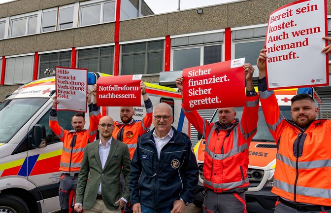Aktionstag beim Roten Kreuz: DRK-Präsident Gerd Maisch (vorne, blaue Jacke) und der stellvertretende Kreisgeschäftsführer Till Fröscher (links daneben) fordern, bei der Finanzierung der Notfallrettung nachzubessern.  <span class='image-autor'>Foto: Kalb</span>