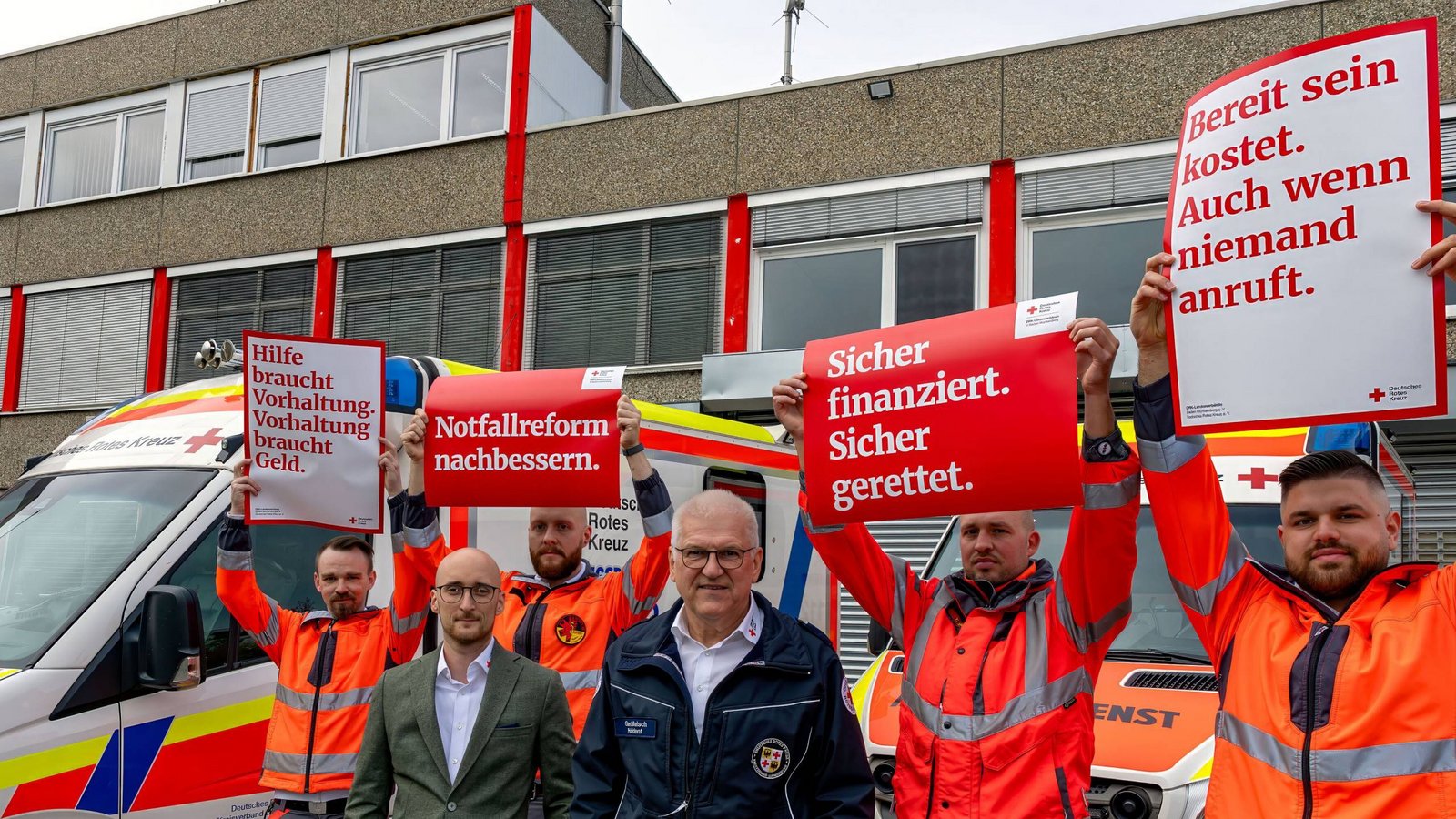 Aktionstag beim Roten Kreuz: DRK-Präsident Gerd Maisch (vorne, blaue Jacke) und der stellvertretende Kreisgeschäftsführer Till Fröscher (links daneben) fordern, bei der Finanzierung der Notfallrettung nachzubessern. Foto: Kalb Aktionstag beim Roten Kreuz: DRK-Präsident Gerd Maisch (vorne, blaue Jacke) und der stellvertretende Kreisgeschäftsführer Till Fröscher (links daneben) fordern, bei der Finanzierung der Notfallrettung nachzubessern. Foto: Kalb