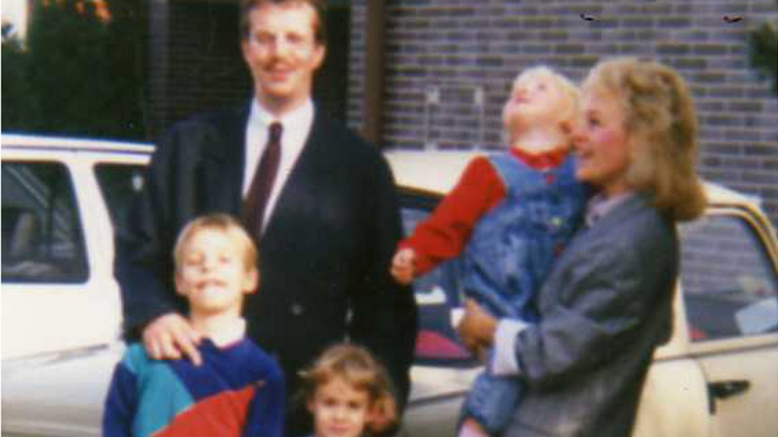 Das Bild entstand Anfang Oktober 1989 und zeigt das Ehepaar Friedrich mit ihren Kindern und einem Kind von Freunden, die bereits im Westen wohnten. Im Hintergrund ist der Trabi, ihr Fluchtauto.Foto: privat Das Bild entstand Anfang Oktober 1989 und zeigt das Ehepaar Friedrich mit ihren Kindern und einem Kind von Freunden, die bereits im Westen wohnten. Im Hintergrund ist der Trabi, ihr Fluchtauto.Foto: privat