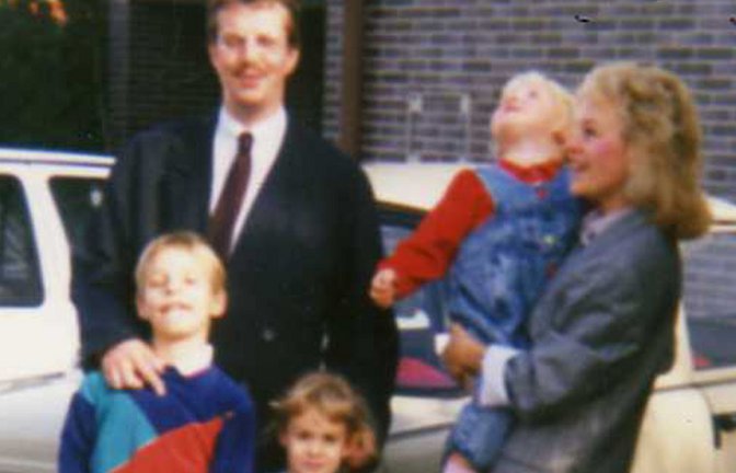 Das Bild entstand Anfang Oktober 1989 und zeigt  das Ehepaar Friedrich mit ihren Kindern und einem Kind von Freunden, die bereits im Westen wohnten.  Im  Hintergrund ist der Trabi, ihr Fluchtauto.<span class='image-autor'>Foto: privat</span>