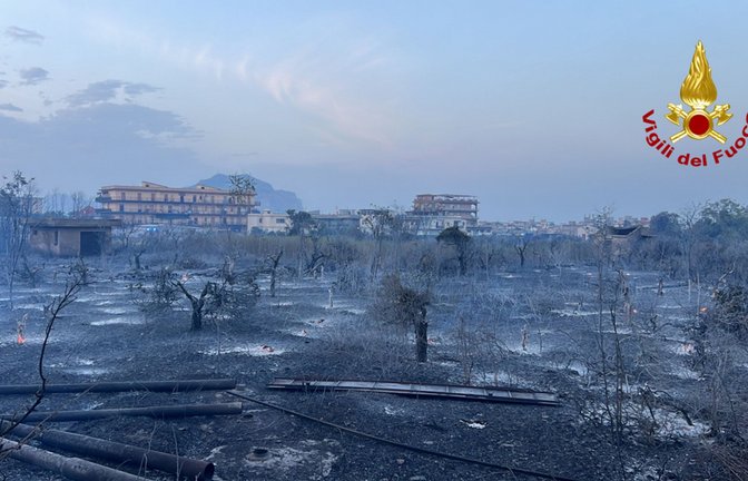 Brände auf Sizilien: Der nördliche Teil der Mittelmeerinsel ist besonders betroffen.<span class='image-autor'>Foto: Vigili del Fuoco/dpa</span>