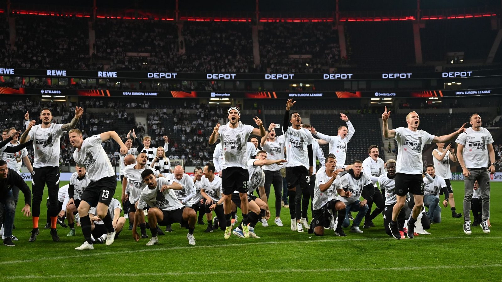 Noch lange nach Spielende feiern die Spieler von Eintracht Frankfurt ihren Einzug ins Finale auf dem Rasen.Foto: Arne Dedert/dpa