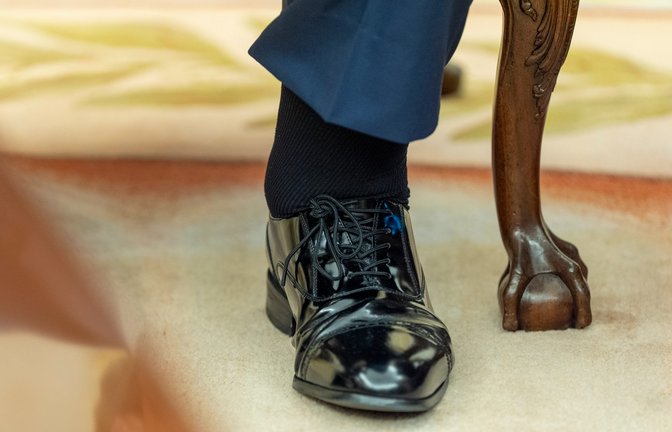 Der linke, geschwollene Fuß von US-Präsident Donald Trump ist zu sehen, während er am 16. Juli mit Bahrains Kronprinz Al Khalifa im Oval Office des Weißen Hauses sitzt. Trump leidet an einer chronisch venösen Insuffizienz - also einer Erkrankung der Beinvenen, die vor allem bei älteren Menschen vorkommt<span class='image-autor'>Foto: Alex Brandon/AP/dpa</span>