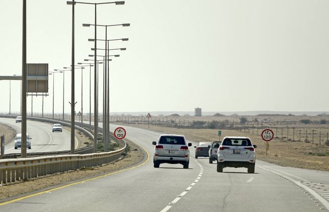 Die Straße nach Al-Khor führt durch die Ödnis.<span class='image-autor'>Foto: imago/MiS</span>