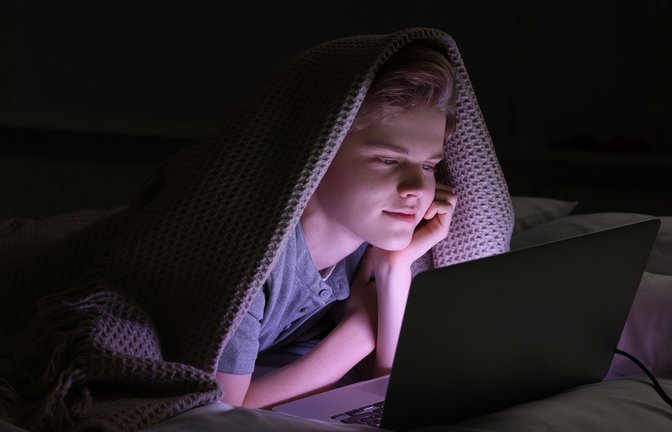 Goonen war unter den Top 3 Jugendwörtern 2025. Doch was bedeutet der Begriff wirklich? Hier lesen Sie alles über Bedeutung, Herkunft, Aussprache & Kritik.<span class='image-autor'>Foto: New Africa / Shutterstock.com</span>