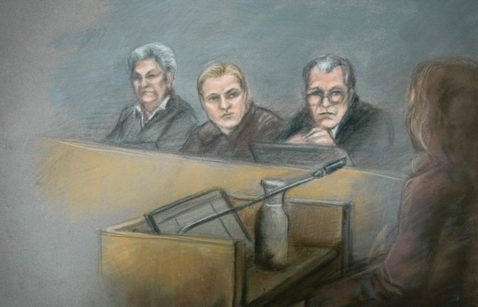 Eine Gerichtszeichnung zeigt den Angeklagten Marius Borg Høiby (M) am dritten Tag des Prozesses gegen ihn im Osloer Bezirksgericht im Gerichtssaal mit seinen Anwälten Ellen Holager Andenæs und Petar Sekulic (r).<span class='image-autor'>Foto: picture alliance/dpa/NTB | Ane Hem</span>