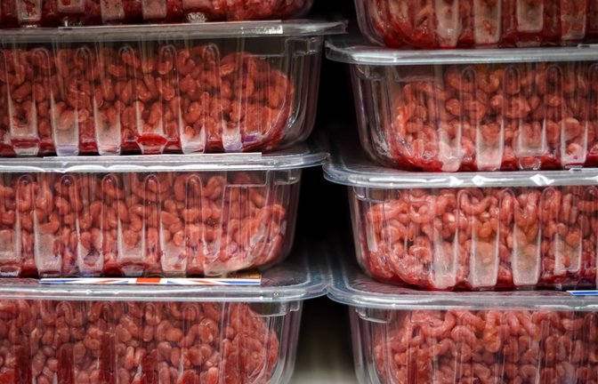 Rückruf bei Netto: Putenhackfleisch wegen Salmonellen aus dem Verkehr gezogen. Erfahren Sie, welche Charge betroffen ist und was Verbraucher jetzt tun sollten.<span class='image-autor'>Foto: Nata.dobrovolskaya / Shutterstock.com</span>