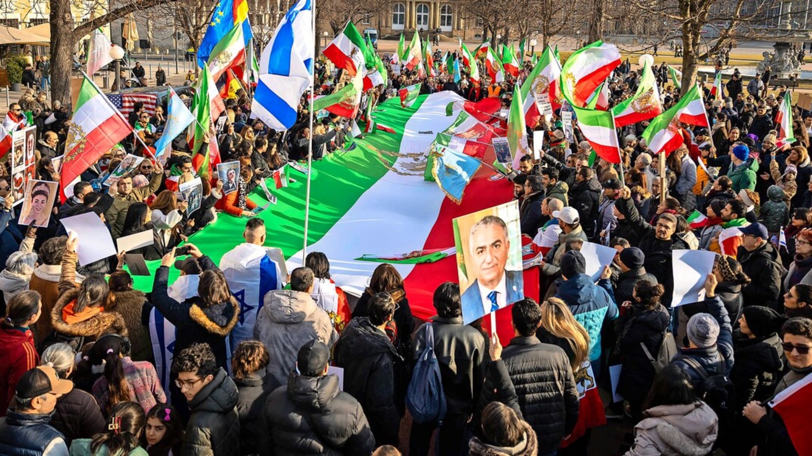 Neben Iranfahnen wurden auf dem Schlossplatz auch Fahnen von Israel und den USA geschwungen.Foto: Lichtgut Neben Iranfahnen wurden auf dem Schlossplatz auch Fahnen von Israel und den USA geschwungen.Foto: Lichtgut