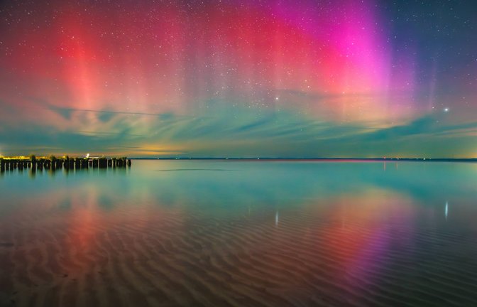 Am Morgen gegen 5.30 Uhr waren fotografisch und teilweise auch optisch Polarlichter leicht nordwestlichen am Himmel zu sehen vom Strand aus in Ueckermünde am Stettiner Haff.<span class='image-autor'>Foto: Imago/Andy Bünning</span>