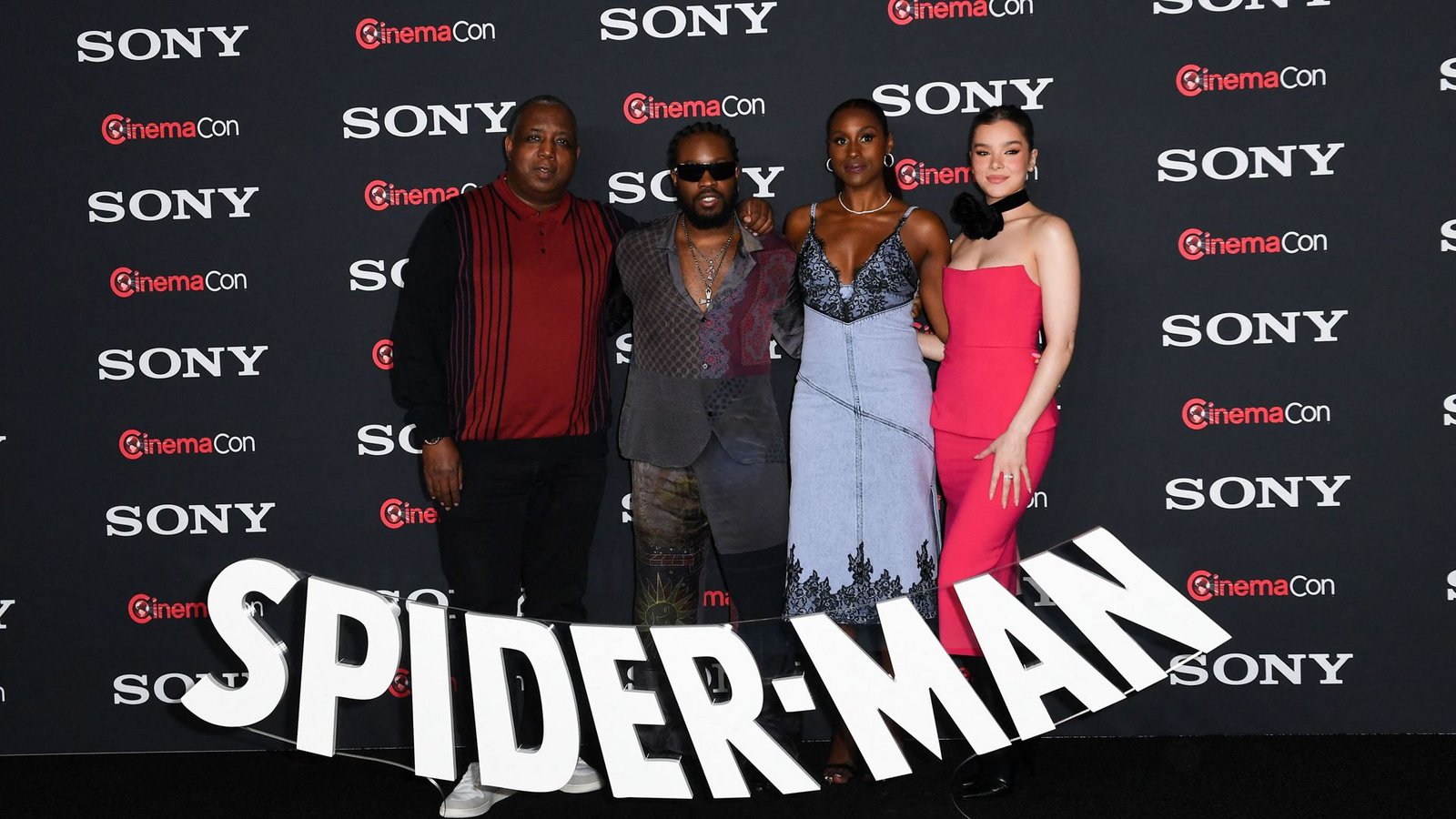 Von links: Filmproduzent Kemp Powers und die Schauspieler Shameik Moore, Issa Rae und Hailee Steinfeld stellen den Film „Spider-Man: Across the Spider-Verse“ vor.Foto: AFP/VALERIE MACON Von links: Filmproduzent Kemp Powers und die Schauspieler Shameik Moore, Issa Rae und Hailee Steinfeld stellen den Film „Spider-Man: Across the Spider-Verse“ vor.Foto: AFP/VALERIE MACON
