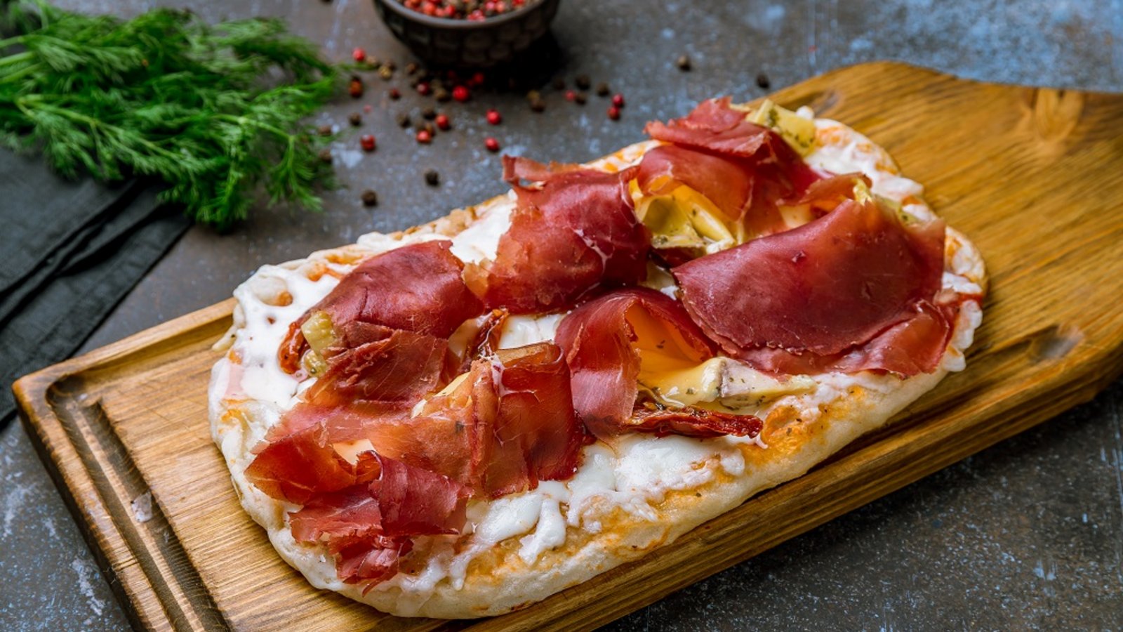 Was ist Pinsa und wo ist der Unterschied zwischen Pinsa und Pizza?Foto: Ratov Maxim/Shutterstock Was ist Pinsa und wo ist der Unterschied zwischen Pinsa und Pizza?Foto: Ratov Maxim/Shutterstock