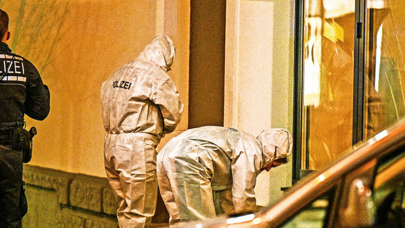 Spurensicherung am Tatort im Möhringer Zentrum: Die Kriminalpolizei wurde auf der Suche nach dem mutmaßliche Pistolenschützen fündig.Foto: dpa/Andreas Rosar