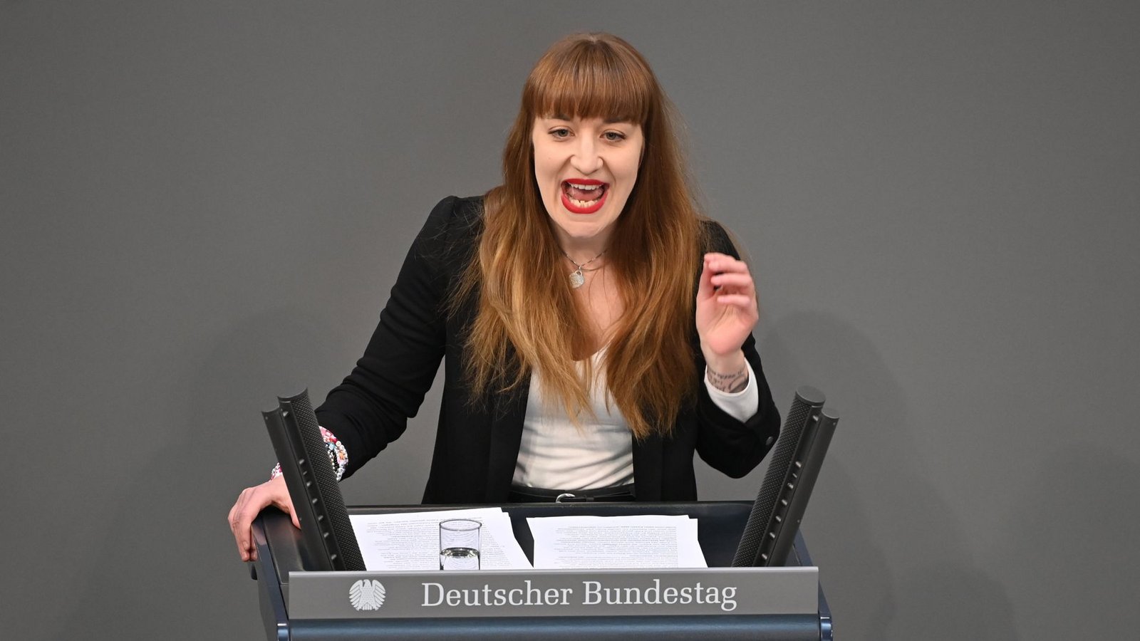 Wenn es einer Partei gelang, Kapital aus der aufgeheizten Debatte um die Brandmauer zu schöpfen, war das Die Linke. Sinnbildlich dafür steht eine Rede der Abgeordneten Heidi Reichinnek im Bundestag. Ein Mitschnitt davon wurde 6 Millionen Mal im Internet gesehen. Letzten Umfragen zufolge dürfte die Partei den Einzug in den Bundestag vorbei an der Fünf-Prozent-Hürde wieder schaffen – was in den vergangenen Monaten auch schon anders aussah. Möglicherweise profitiert Die Linke auch davon: Trotz Wahlkampfgetöse gilt es als wahrscheinlich, dass  sowohl SPD als auch Grüne mit der Union Sondierungsgespräche anstreben werden.Foto: dpa/Sarah Knorr
