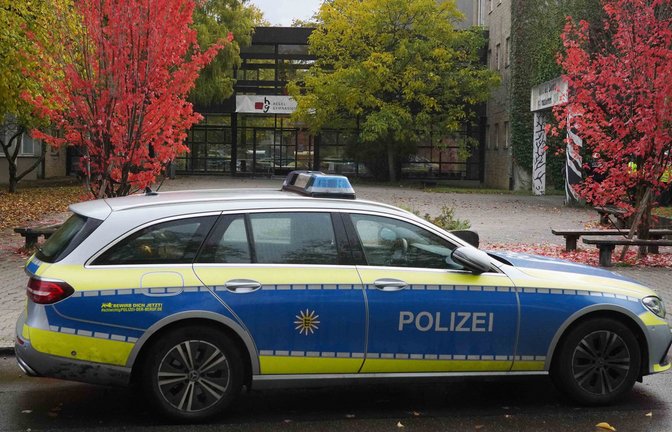 Die Polizei sperrt das Hegel-Gymnasium in Stuttgart-Vaihingen ab.<span class='image-autor'>Foto: Fotoagentur-Stuttgart/Andreas Rosar</span>