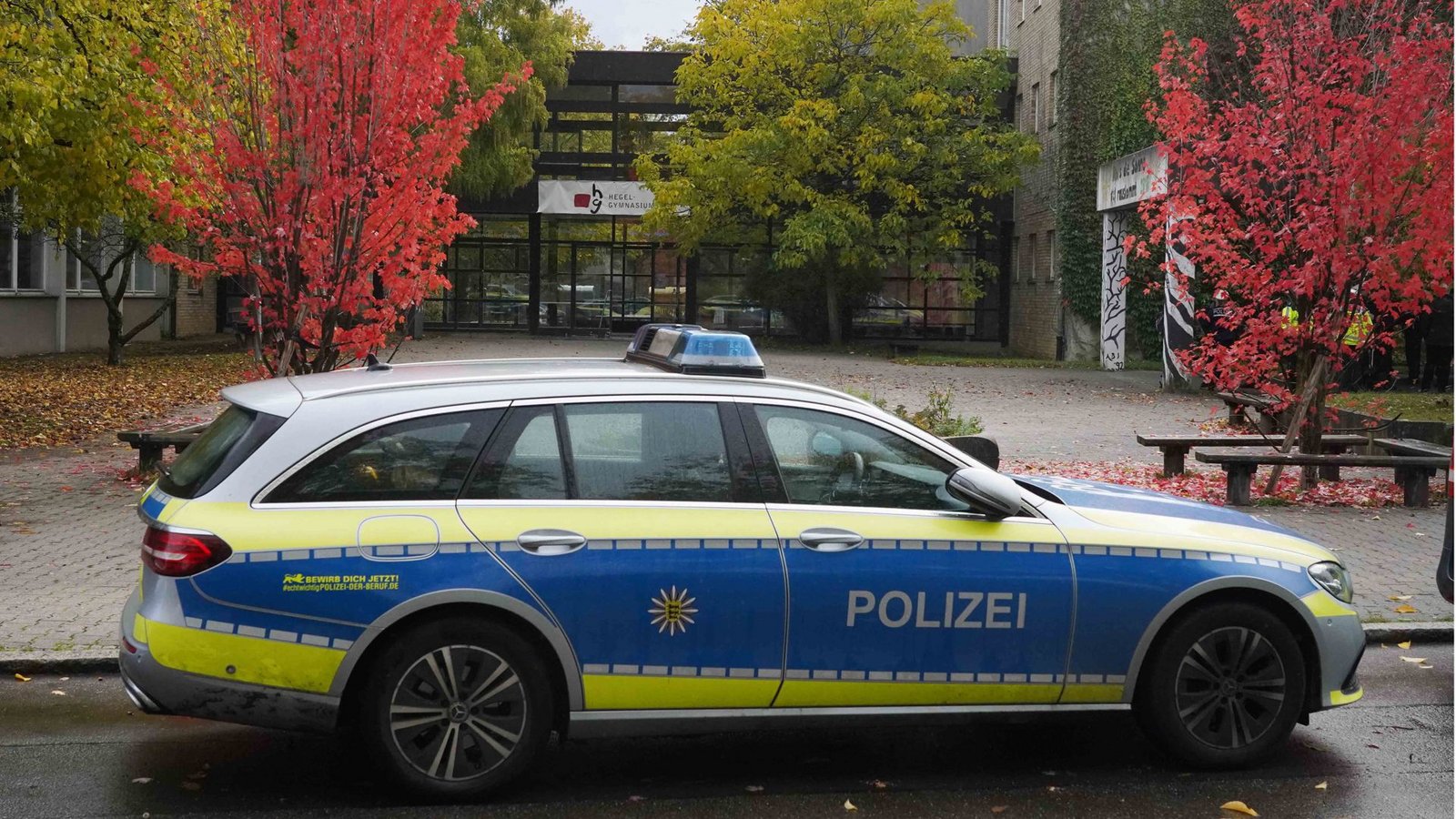 Die Polizei sperrt das Hegel-Gymnasium in Stuttgart-Vaihingen ab.Foto: Fotoagentur-Stuttgart/Andreas Rosar