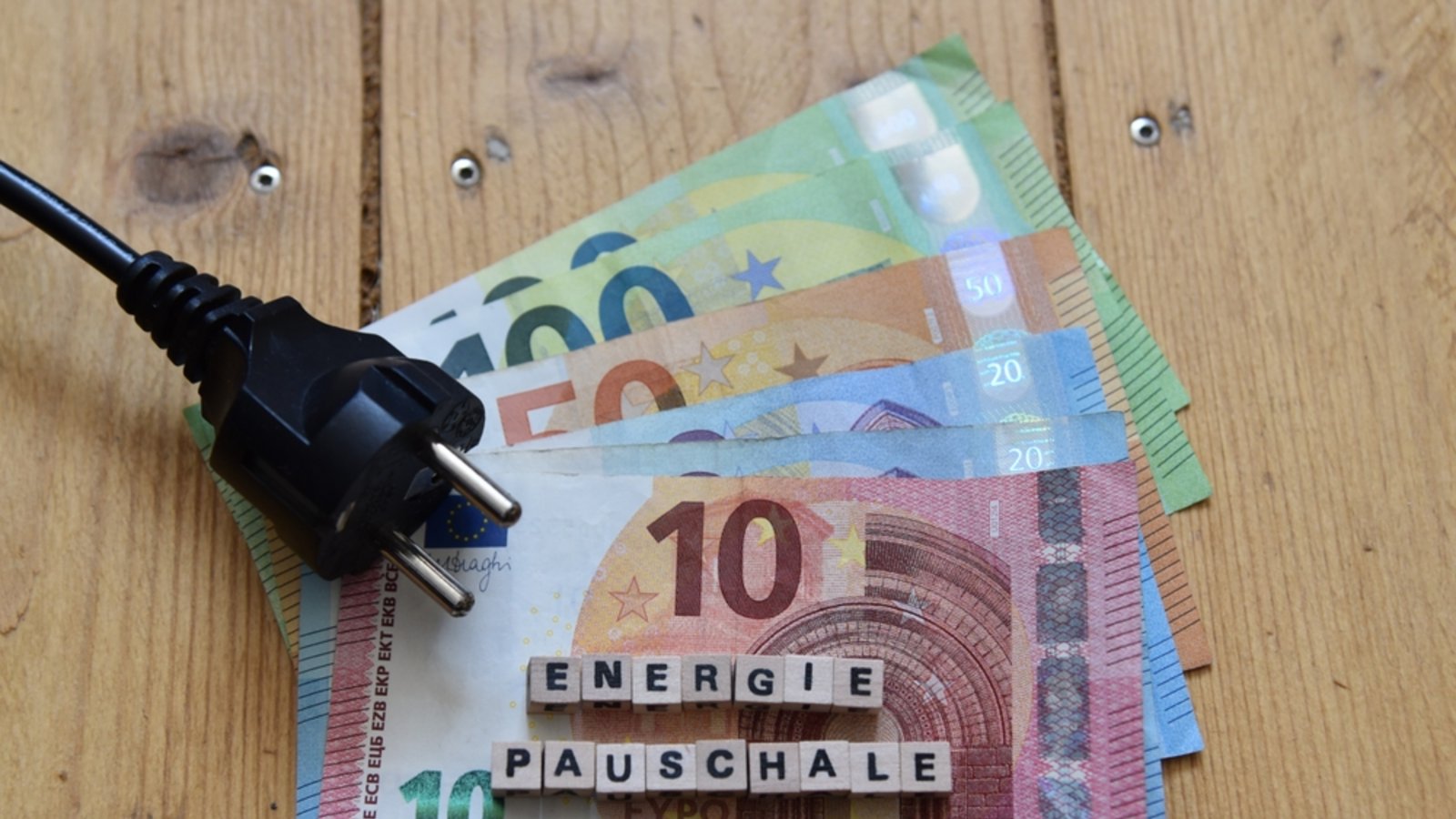 Die 300 Euro brutto gibt es auch für Rentner.Foto: Dueringerto / shutterstock.com
