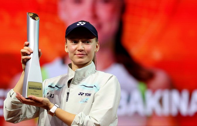 Siegerin mit Siegerinnenpokal: Elena Rybakina nach ihrem Triumph in Stuttgart.<span class='image-autor'>Foto: Baumann</span>