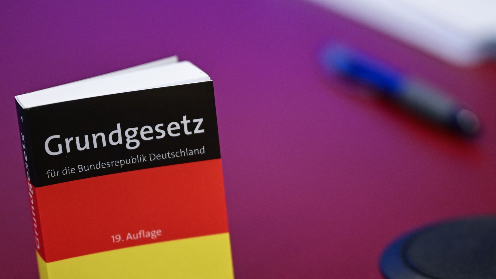 Im Grundgesetz steht das Recht auf Meinungsäußerung.Foto: Britta Pedersen/dpa Im Grundgesetz steht das Recht auf Meinungsäußerung.Foto: Britta Pedersen/dpa