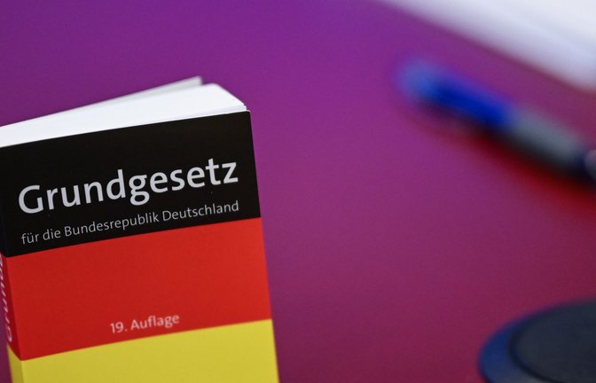 Im Grundgesetz steht das Recht auf Meinungsäußerung.<span class='image-autor'>Foto: Britta Pedersen/dpa</span>