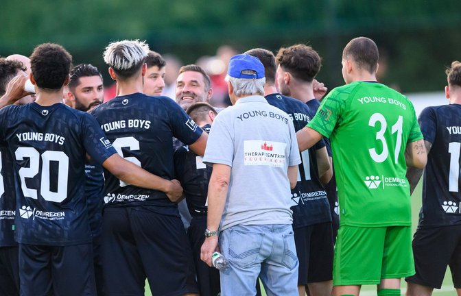 Young-Boys-Coach Volker Grimminger (Mi.) schwört seine Spieler ein.<span class='image-autor'>Foto: /Eibner</span>
