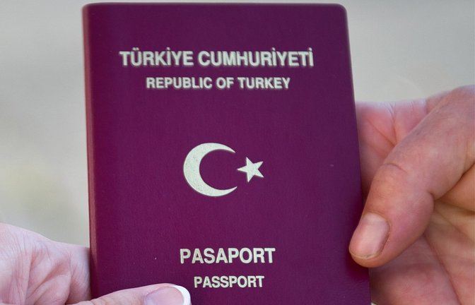 Voraussetzung für ein Besuchsvisum: türkischer Reisepass.<span class='image-autor'>Foto: dpa/Daniel Naupold</span>