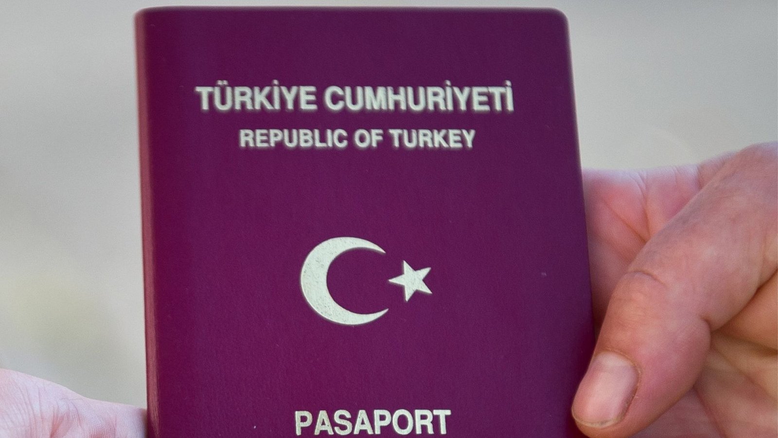 Voraussetzung für ein Besuchsvisum: türkischer Reisepass.Foto: dpa/Daniel Naupold