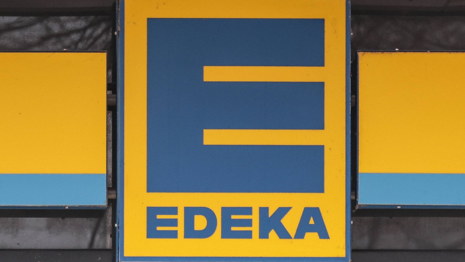 Ein Edeka in Reutlingen wurde am Samstag überfallen (Symbolbild).Foto: IMAGO/localpic Ein Edeka in Reutlingen wurde am Samstag überfallen (Symbolbild).Foto: IMAGO/localpic