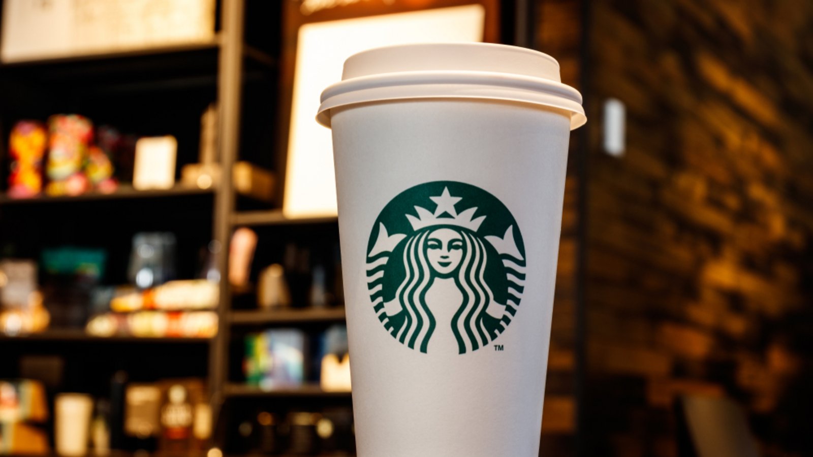 Ab wann gibt es 2025 den Pumpkin Spice Latte bei Starbucks?Foto: Jonathan Weiss/ Shutterstock