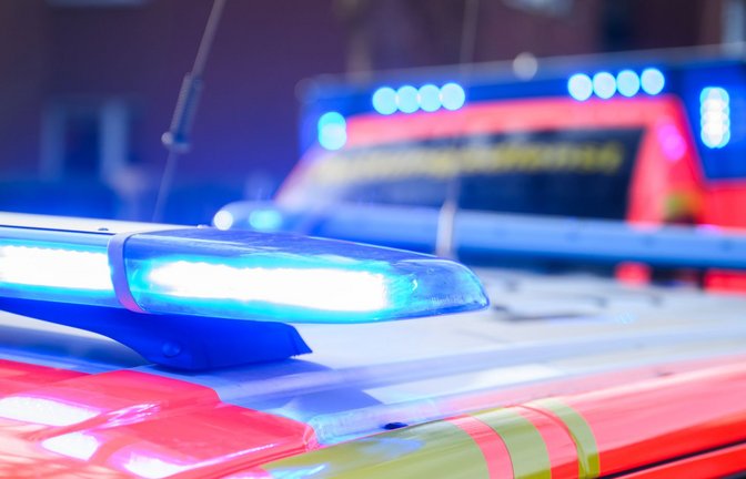 Der Motorradfahrer wurde schwer verletzt. Rettungskräfte brachten ihn in ein Krankenhaus. (Symbolbild)<span class='image-autor'>Foto: Julian Stratenschulte/dpa</span>