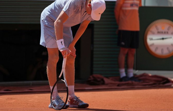 Bekam einen körperlichen Einbruch in seinem Zweitrundenmatch von Paris: Jannik Sinner<span class='image-autor'>Foto: Thibault Camus/AP/dpa</span>